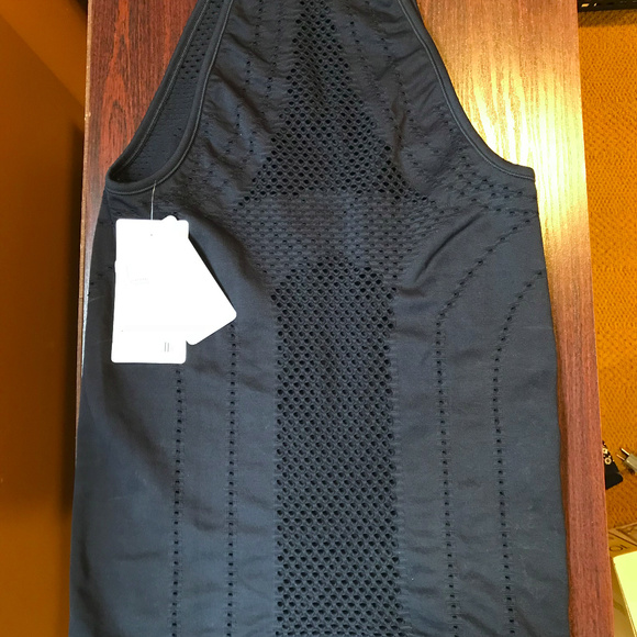 Athleta Diamond Mesh Trophy Tank - Picture 4 of 7